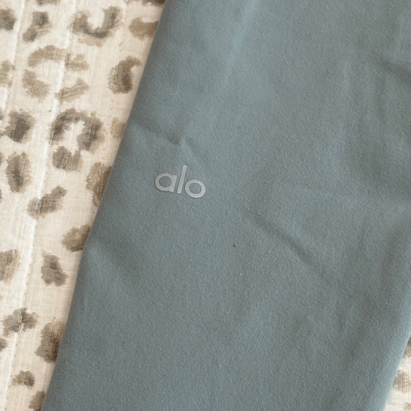 ALO Yoga Gray Leggings - Picture 8 of 9